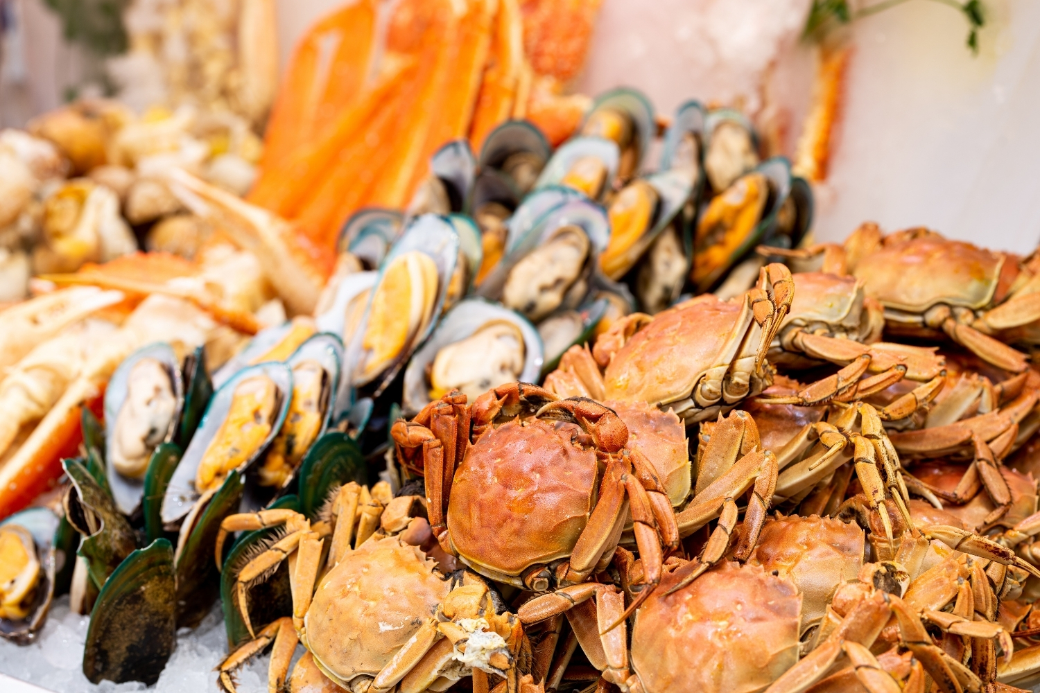 Plenty of fresh crabs and mussels displayed on ice seafood bar at CHINA BUFFET, a Buffet Restaurant in Jacksonville